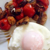 Snapdishの料理写真:Poached egg with fried mushrooms and tomatoes|Tanya Sanadzeさん