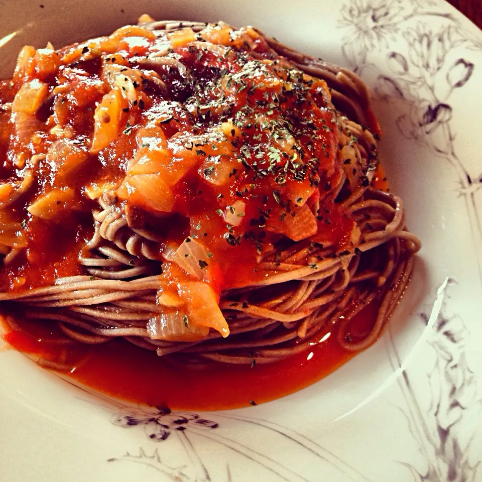 Snapdishの料理写真:アンチョビトマトの蕎麦パスタ🍅|ひろみさん