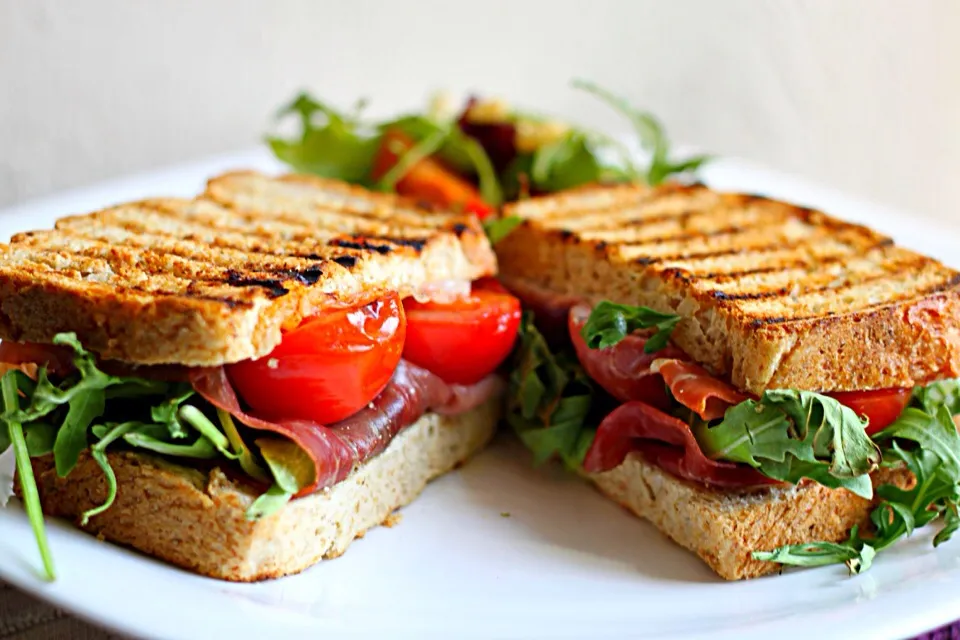 Parma ham & tomato sandwich with rocket salad|Misstyさん