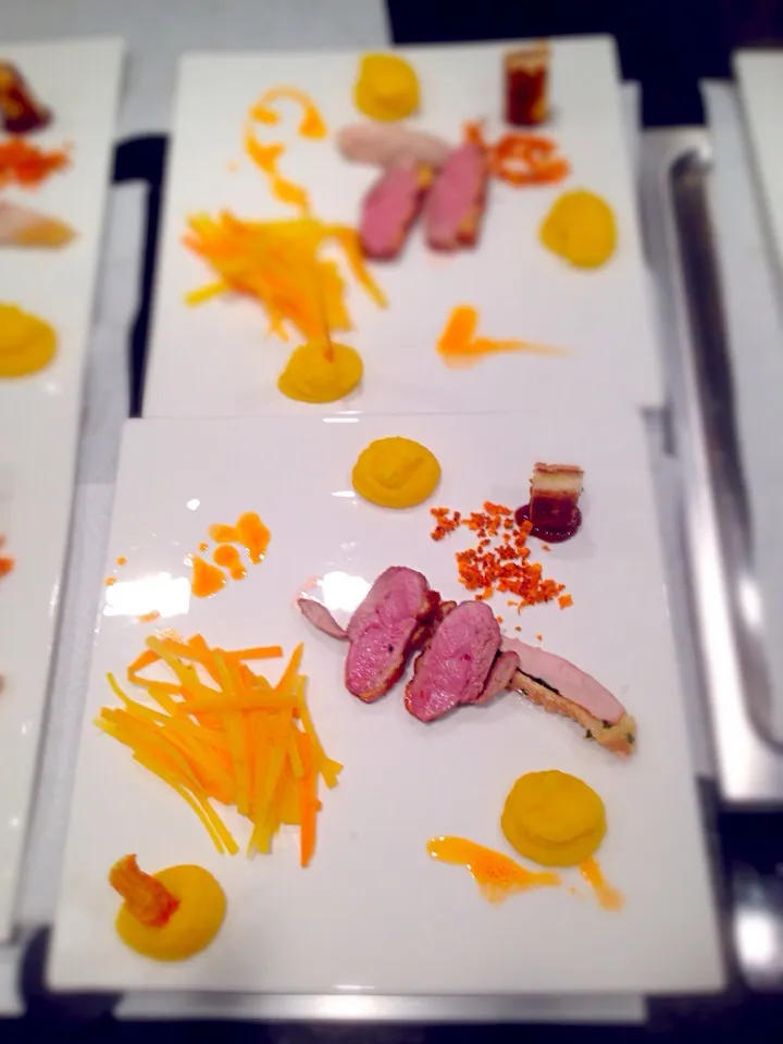 @apsirera: Guinea Fowl, Duck, Saffron-Mashed Potatoes, Orange Glazed Carrots, Carrot-Duck Crumbles, Saffron-oil|Mario Tonee Sireraさん