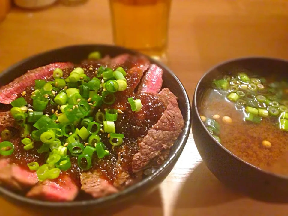 1人焼肉の〆。ステーキ丼。|飛鳥さん