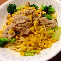 Snapdishの料理写真:豚肉とブロッコリーとコーンのモリモリ和風パスタ|はちさん