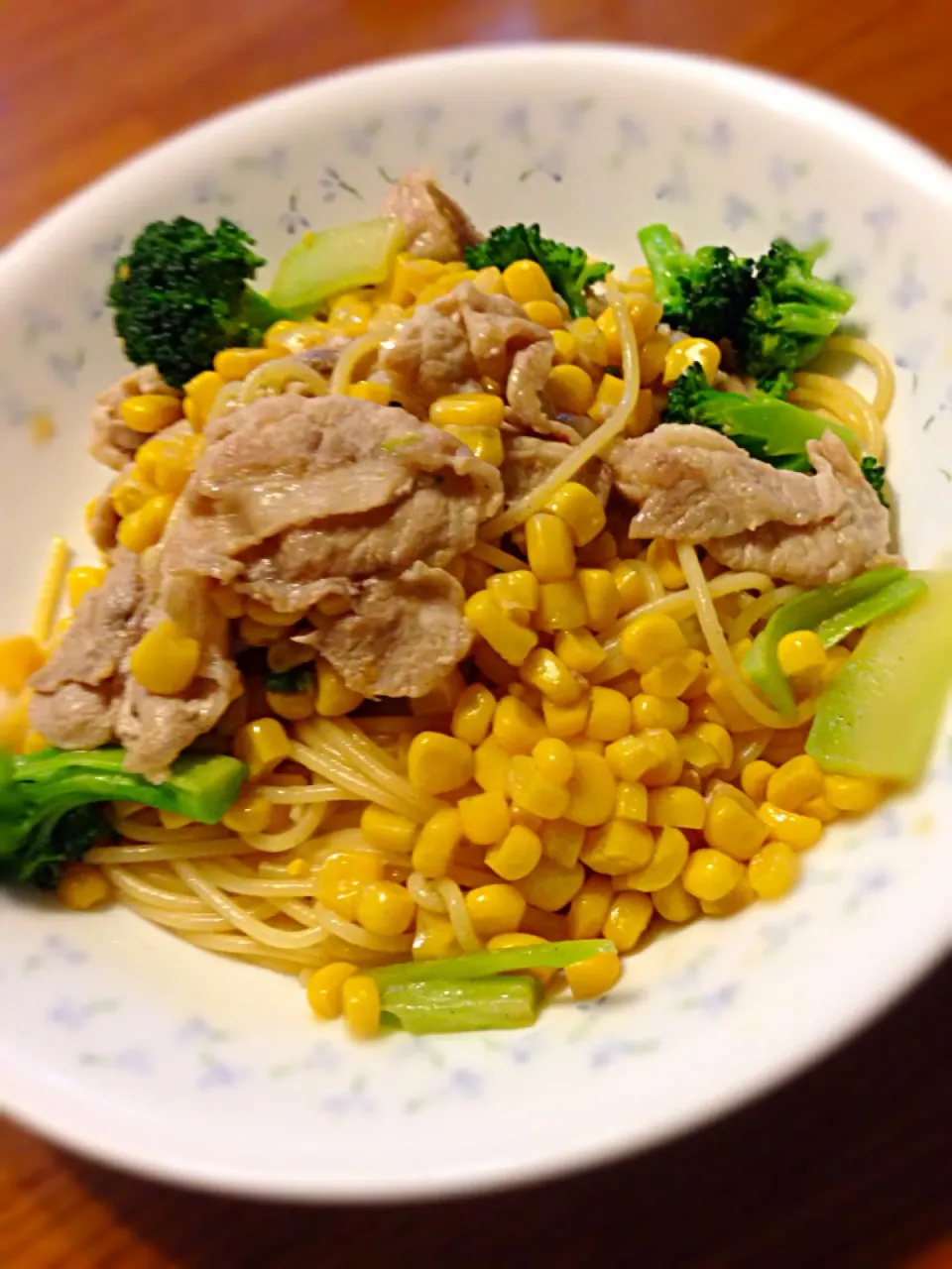 Snapdishの料理写真:豚肉とブロッコリーとコーンのモリモリ和風パスタ|はちさん