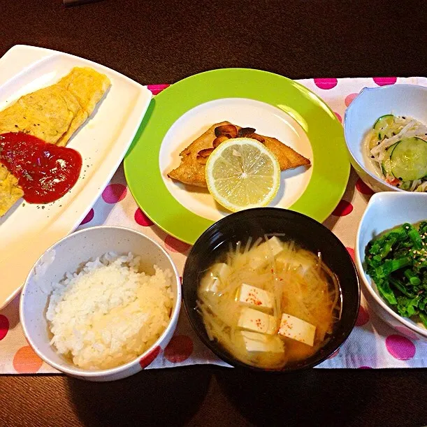 挽肉とキャベツのオムレツ メカジキのムニエル 酢の物 菜の花の辛子醬油和え お味噌 今日は休みだからちゃんと作ったw|yoshimiさん