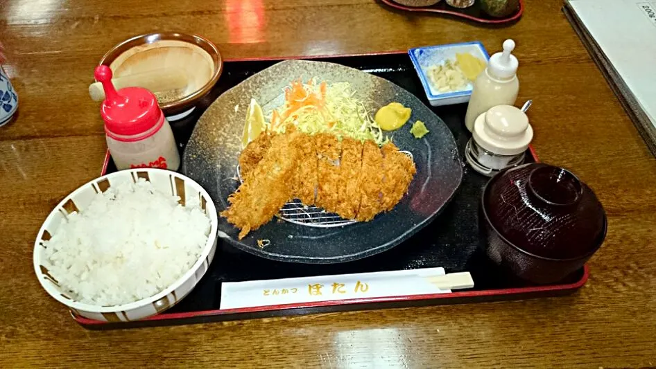 Snapdishの料理写真:三元豚のロースとんかつにカキフライを一個トッピングしてもらいました。
ソースを掛けずワサビと五島列島の塩でいただきました。
とっても楽しかった！ヽ(・∀・)ノ|Tetsuji  Inoueさん