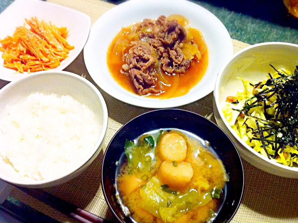 ⚫︎ごはん ⚫︎お麩みそ汁 ⚫︎牛肉と玉ねぎ甘辛煮 ⚫︎人参ごま和え ⚫︎納豆キャベツサラダ|ぷみさん