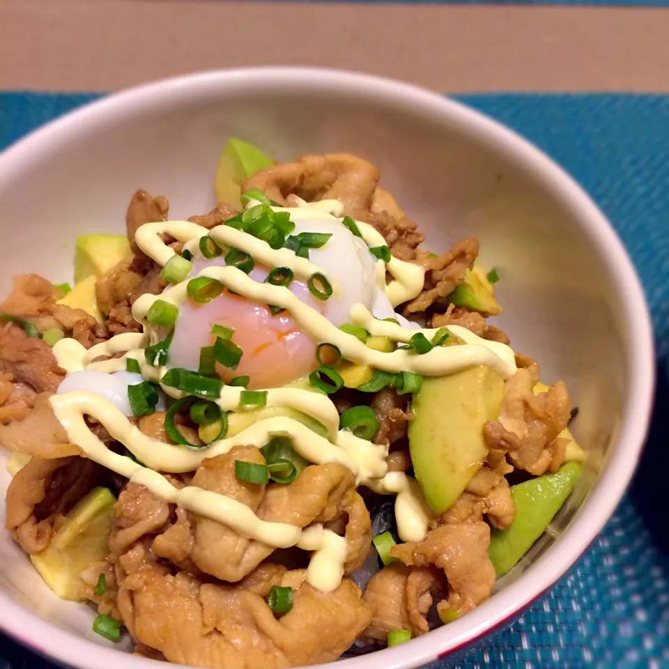 豚肉とアボカドのカフェ丼|romiさん