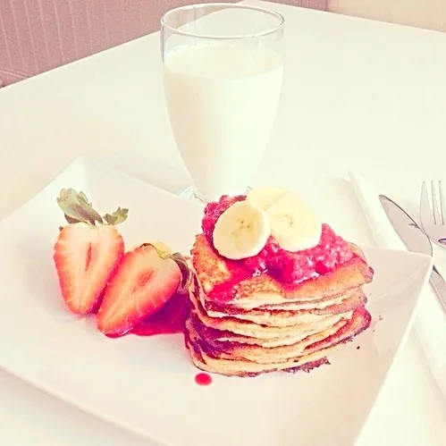 Snapdishの料理写真:Pancakes & strawberries🍓|desireeさん