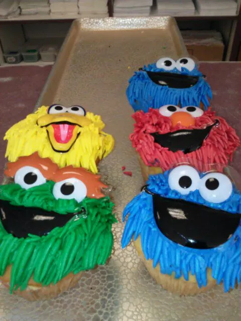 Sesame street cupcakes from the bakery.|Polly Gelfusoさん