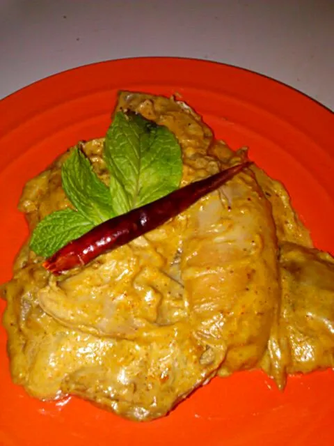 Spicy curried chix. Yogurt, onion, and tomato curry.|Polly Gelfusoさん