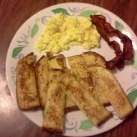 Snapdishの料理写真:French toast,eggs,and bacon|cheyenne & Dyanneさん