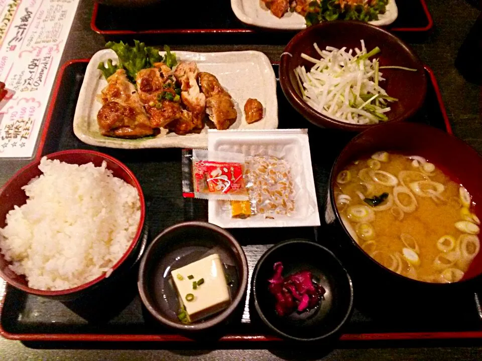 Snapdishの料理写真:ひもの屋の鶏の炭火焼き定食、700円です。
納豆が付いて、ご飯お代わり自由の定食です。
一時は納豆が付かなくなったり、ご飯のお代わりが出来なくなったりしましたが、お客から不評だったのか元に戻りました。
セコい事したら、お客は離れちゃいますよね。
(;￣ー￣A|東京ライオンズさん