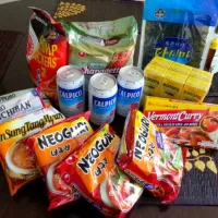 Instant noodles, snacks, curries, banana milk, seaweed, calpico, etc.|Shong Salomonさん