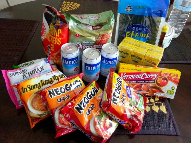 Instant noodles, snacks, curries, banana milk, seaweed, calpico, etc.|Shong Salomonさん