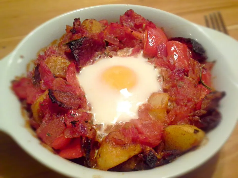 Baked bacon and tomato hash with a baked egg.|Fe's kitchenさん