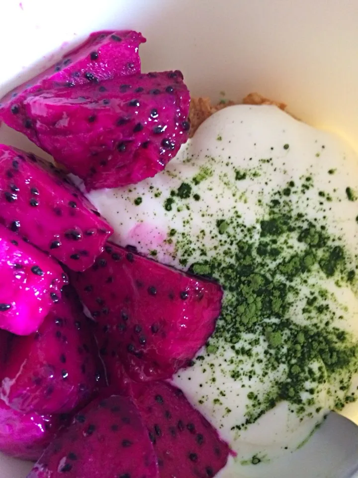 Dragonfruit in lemon juice and syrup, yogurt with matcha and cereal|Ong Sor Fernさん