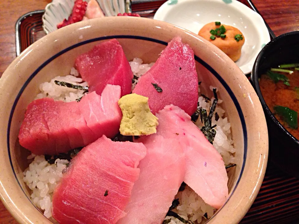 日替りランチはまぐろ三色丼。|liccaさん