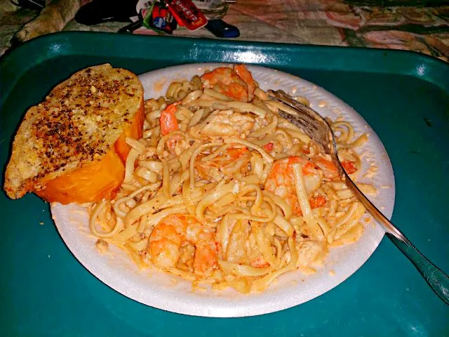 Fettucini alfredo with shrimp and garlic bread and Moscato wine|christl babcockさん