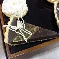 chocolate tart with white chocolate butterfly|Tom Wintersさん