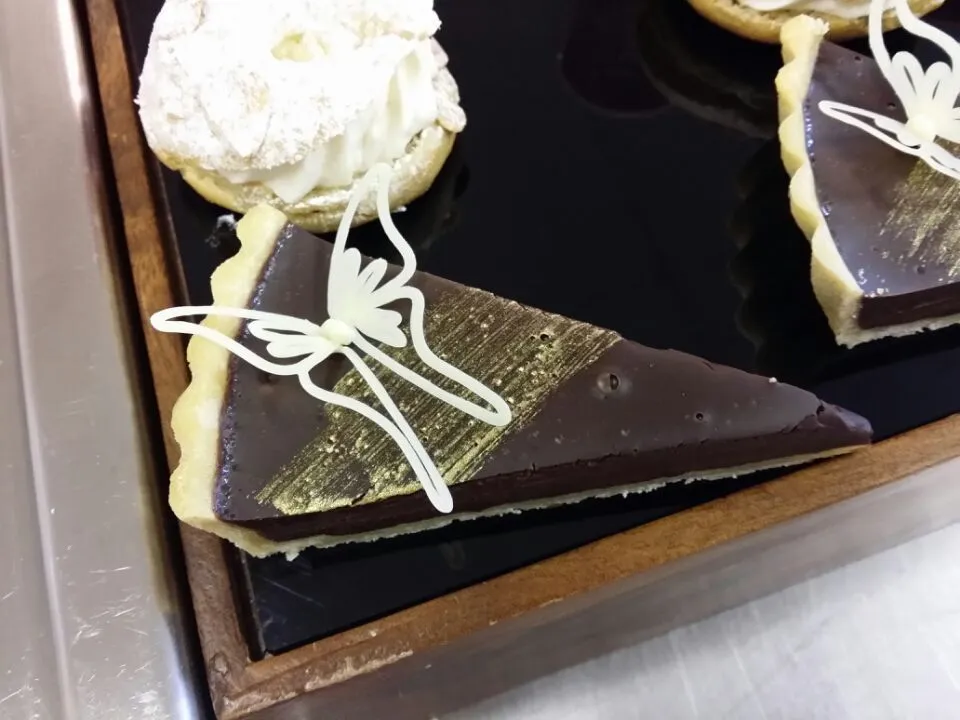 chocolate tart with white chocolate butterfly|Tom Wintersさん