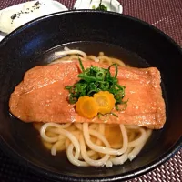 Snapdishの料理写真:大判きつねうどんとミニ俵おにぎり|Yoshi Matsuiさん