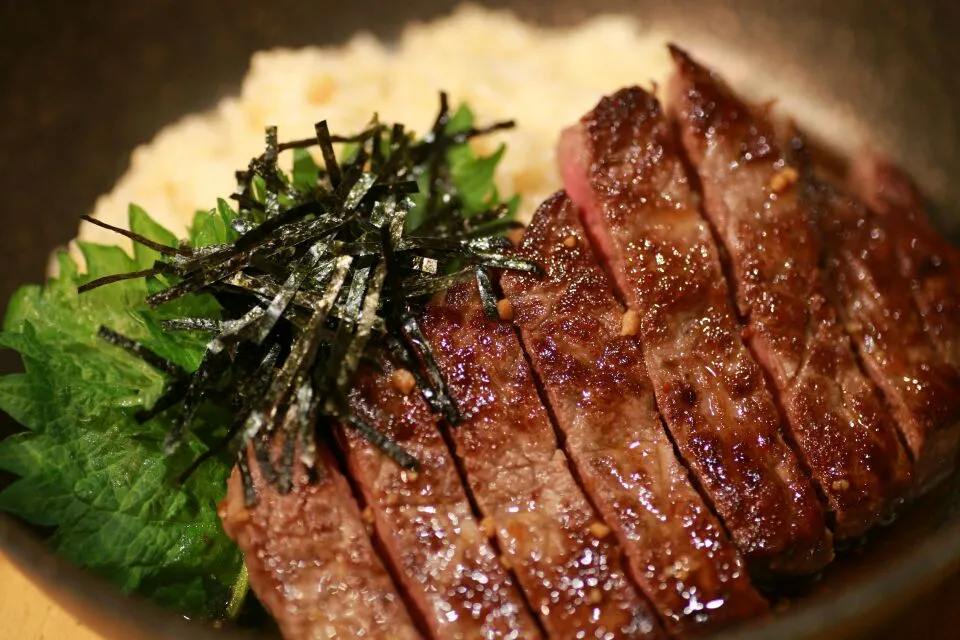 今日はお肉が安かった！スタミナつけてね(✧ω✧) ステーキ丼♪♪|マカロンさん