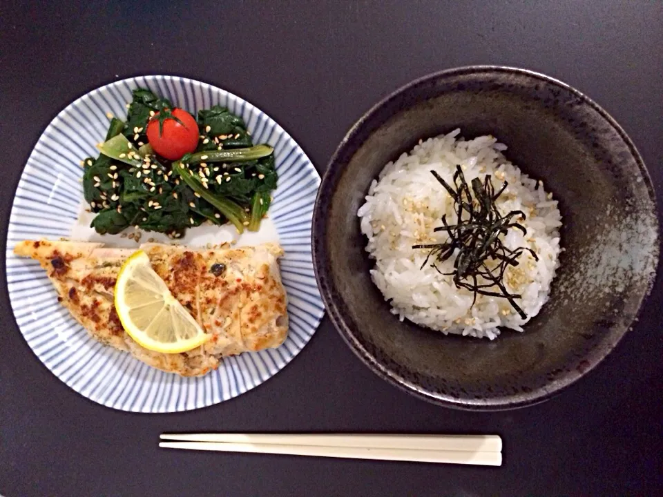 Snapdishの料理写真:Ginger rice, chicken garlic & spinach salad|inkainoviaさん