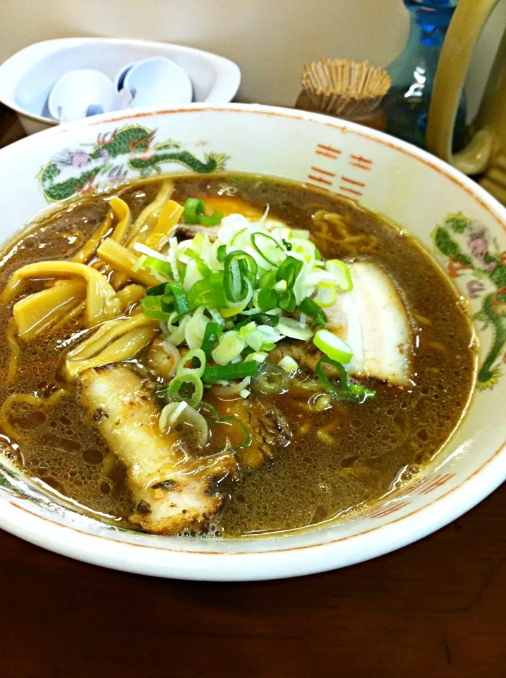 本日の晩ご飯は、室蘭と言えば、なかよしの醤油ラーメン。いただきました。|abe yoshiroさん