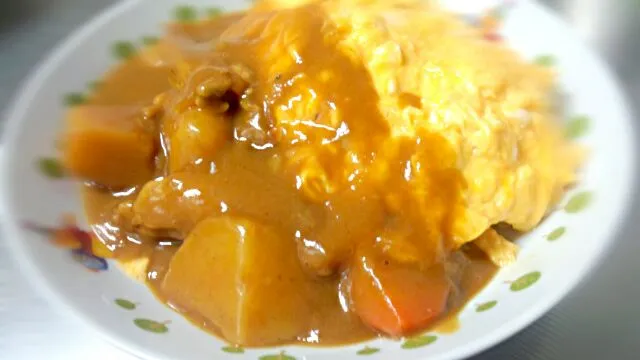 翌日カレーはソース代わりに!　の　オムライスカレー|はげたかさん