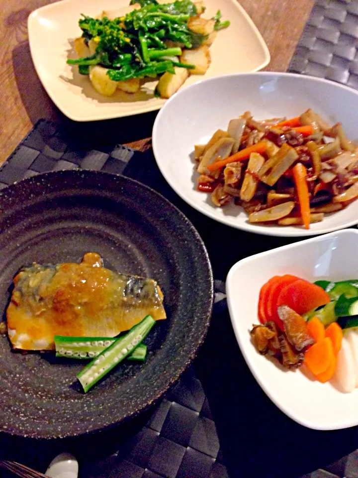 鯖の味噌煮、レンコンと豚コマのきんぴら、新ジャガと菜の花のアンチョビ炒め、お漬物🍀|まみりんごさん