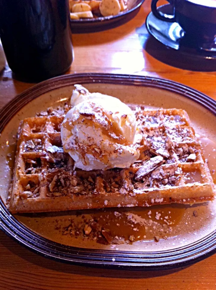 Pecan and butterscotch waffle with vanilla ice cream x|🍓Jolejo🍓さん