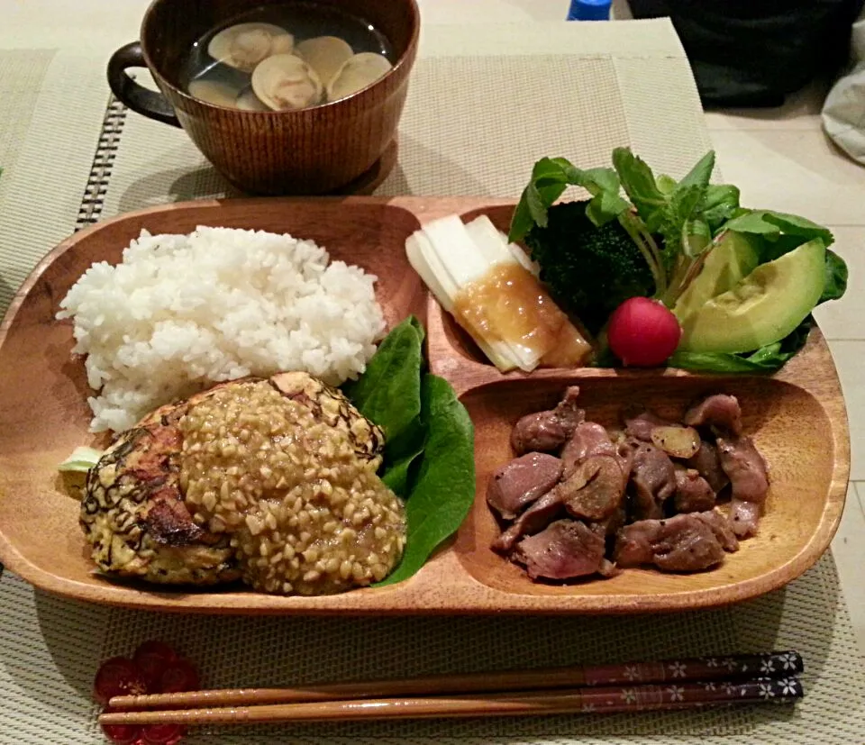 納豆おろしのもずく入り豆腐ハンバーグ、砂ぎも炒め、うどの酢味噌がけ、サラダ(ラディッシュ、アボカド、ブロッコリー、サラダ菜) はまぐりのお吸い物☆彡|真由美さん