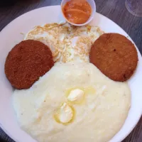 Snapdishの料理写真:crab cakes, eggs and grits at Tom' Restaurant|staceyjoy elkinさん