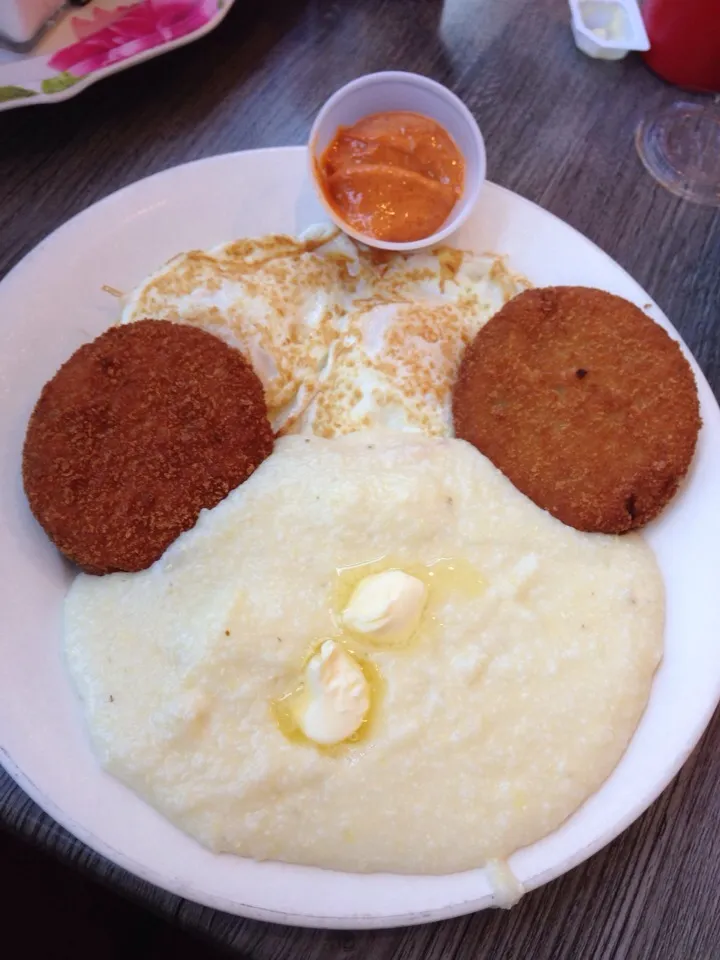 Snapdishの料理写真:crab cakes, eggs and grits at Tom' Restaurant|staceyjoy elkinさん