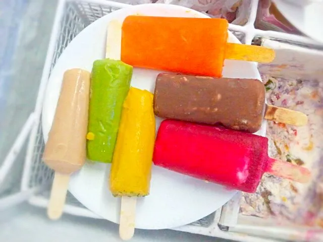 Indian Kulfi -  Malai (Cream) , Pistachio (Green) , Saffron Pistachio (Yellow)  and Raspberry, Chocobar, Mango Popsicle|Mahesh Guptaさん