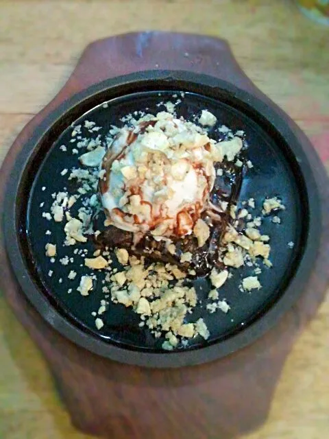 Sizzling Chocolate Brownie with Almonds|Mahesh Guptaさん