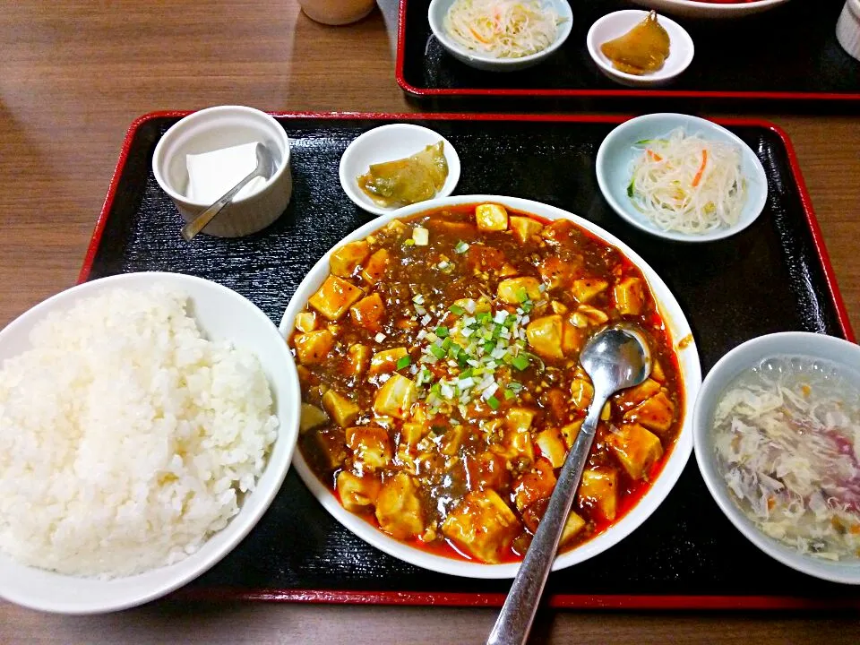 『まんぷく』の麻婆豆腐定食、650円です。
ご飯とスープのお代わりが自由ですので、お代わりした分に麻婆豆腐をぶっかければ麻婆丼になりますので、2種類の麻婆豆腐の食べ方が堪能できます。
愛想の良い中国人姉弟の姉の笑顔が、料理を美味しくする一番の調味料です。
(о´∀`о)|東京ライオンズさん