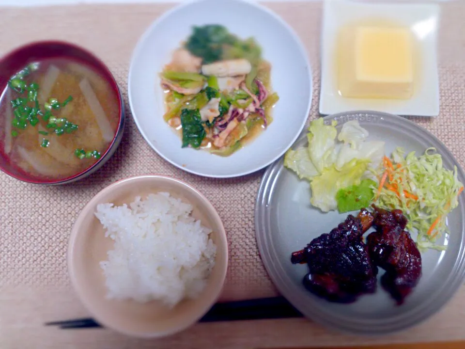 スペアリブ煮込み いかとチンゲン菜炒め 大根と椎茸の味噌汁 卵豆腐|にゃろめさん