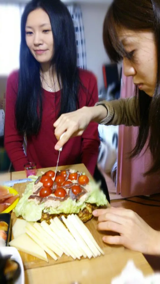 スパニッシュオムレツをカット中|まーさん