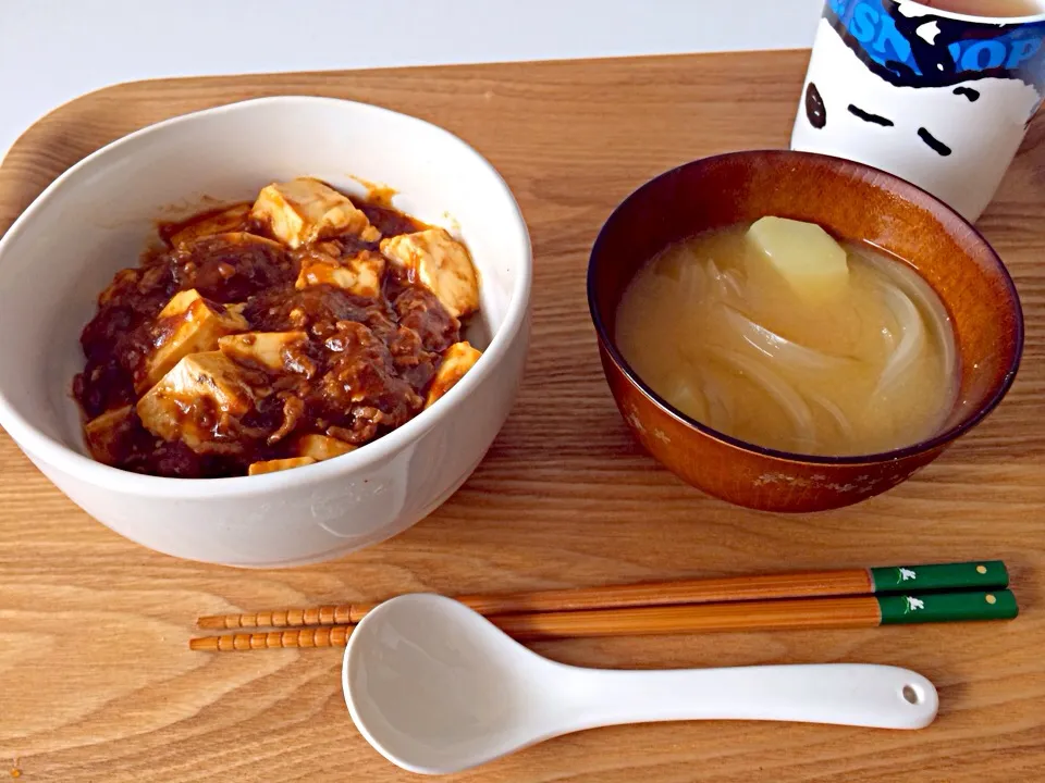 おひるごはん♥︎麻婆丼、じゃがいもと玉ねぎのお味噌汁|ゆかさん