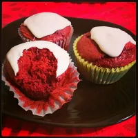 Snapdishの料理写真:Red Velvet Cupcake with Cream Cheese Frosting|Rachelle CGさん