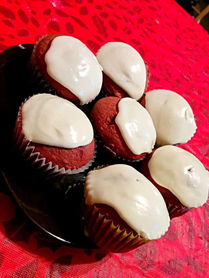 Snapdishの料理写真:Red Velvet Cupcake with Cream Cheese Frosting|Rachelle CGさん