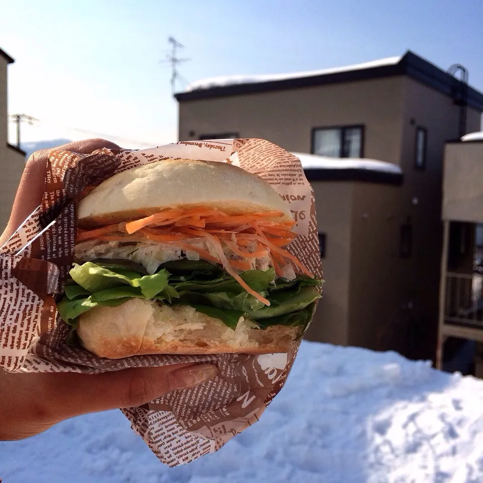 Lunch on the roof ☺︎‼︎
すっかりお気に入りの屋根の上でサンドイッチランチ♡|AYANOさん