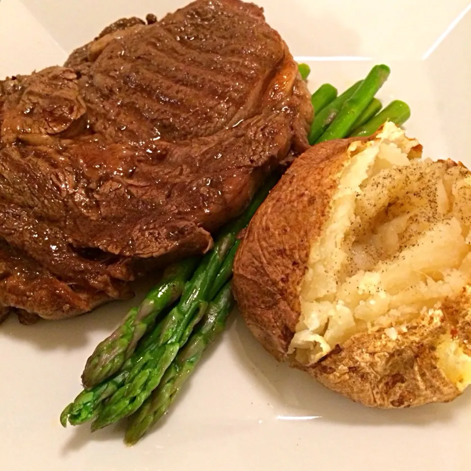 Snapdishの料理写真:Ribeye Steak, Asparagus and Baked Potato|Curt Chillさん