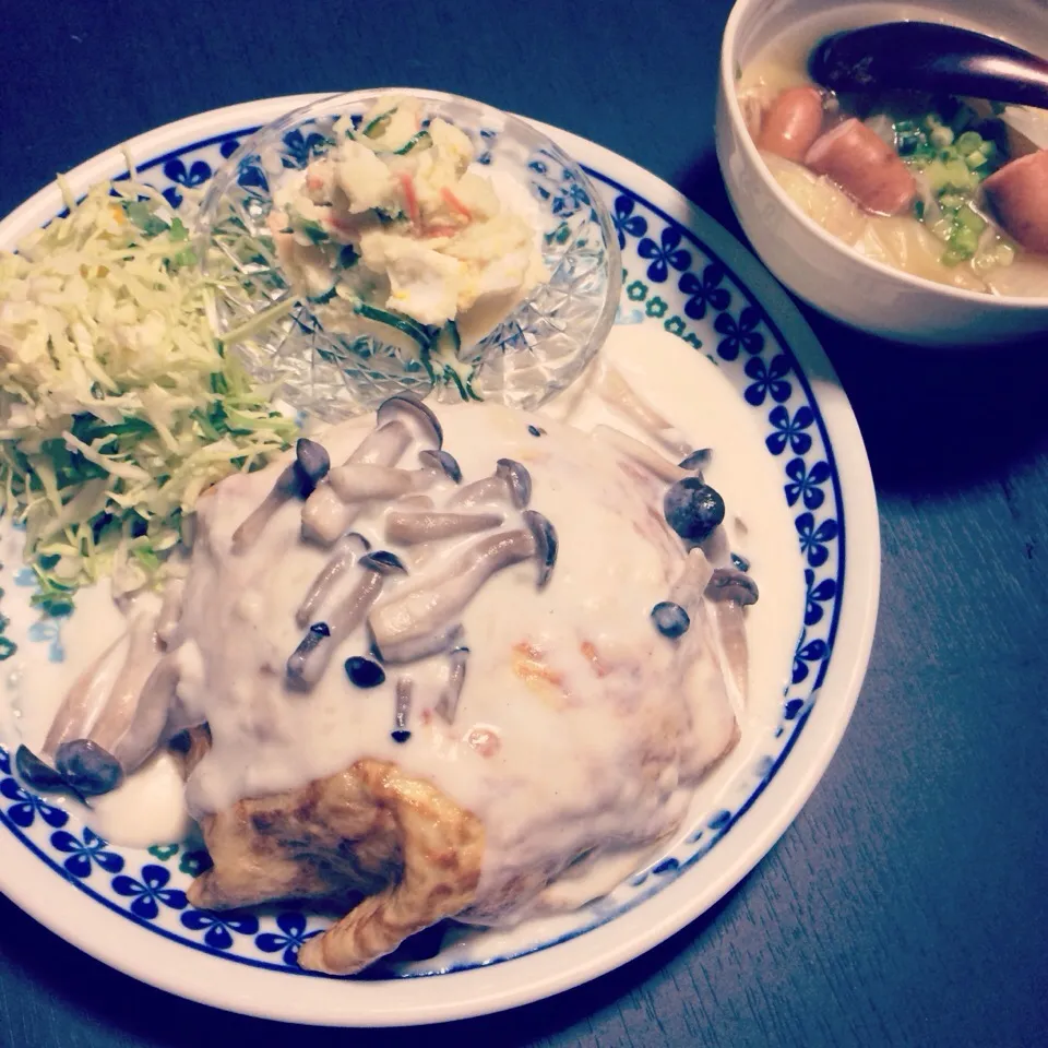 ☻ホワイトソースがけオムライス  ☻ポテトサラダ•野菜サラダ（昨日な残り）  ☻野菜スープ|Naaさん