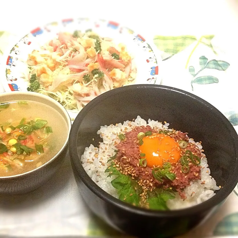 コンビーフのユッケ風丼・海の物ゼロの海鮮風味サラダ|美也子さん