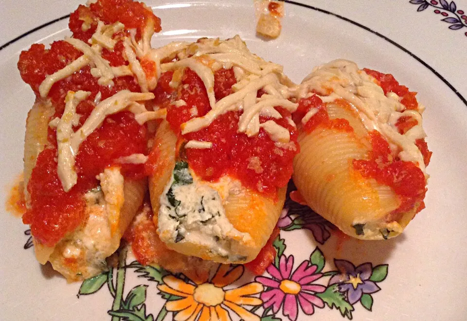 Dairy Free Kale Stuffed Shells|http://melissasmenu.wordpress.com/さん