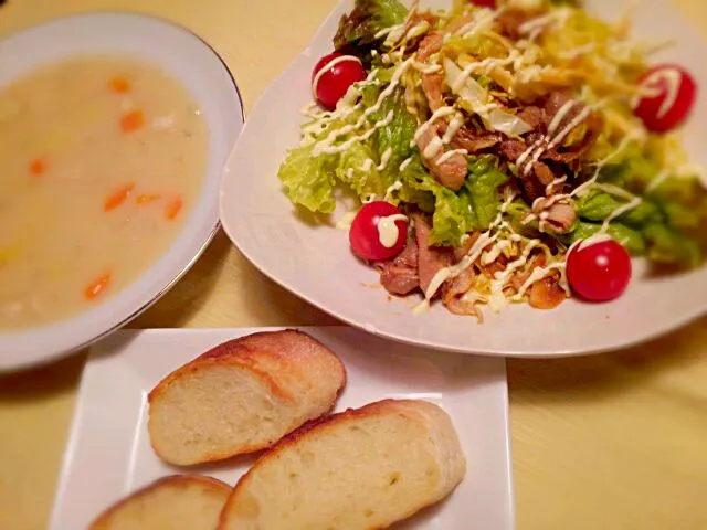 Snapdishの料理写真:☆クリームシチュー
☆豚肉とキャベツのピリ辛サラダ
☆バケット|りえぞ～さん