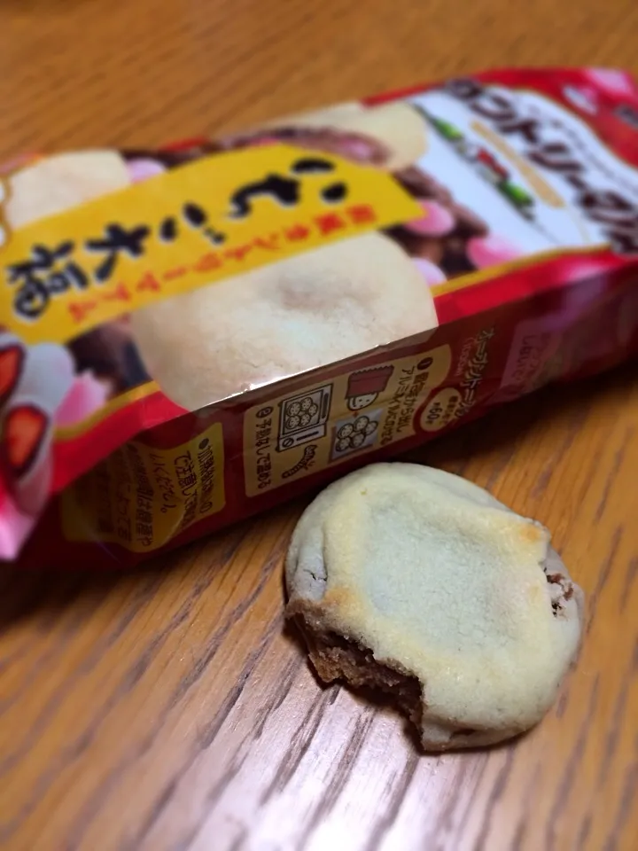 カントリーマアムのいちご大福。期待したよりも美味しい。苺がきいてる。チンした方がいいかな|土屋幸治さん