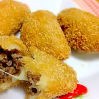 牛挽き肉とチーズのヒゾーレス                                                             Risoles de carne e queijo